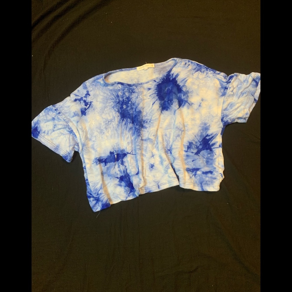 Crop top. Tie dye.